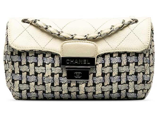 Chanel Graue Tweed-Umhängetasche mit Klappe Kalbähnliches Kalb Tuch  ref.1208487