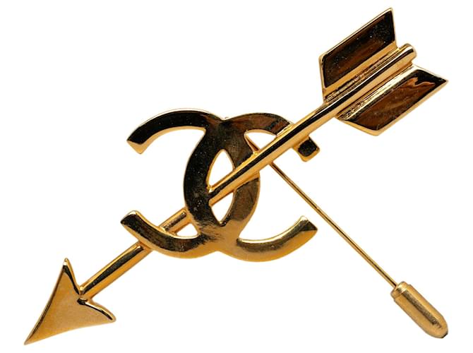 Chanel Gold CC Arrow Brooch Golden Metal Gold-plated  ref.1208501