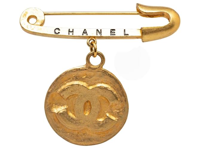 Broche de fantasia medalhão Chanel Gold CC Dourado Metal Banhado a ouro  ref.1208510