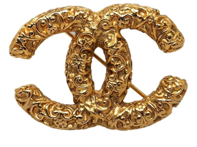 Broche Chanel Gold CC Dourado Metal Banhado a ouro  ref.1208820