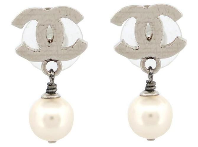 NEUF BOUCLES D'OREILLES CHANEL LOGO CC PERLE PENDANTE METAL ARGENT EARRINGS Métal Argenté  ref.1209391