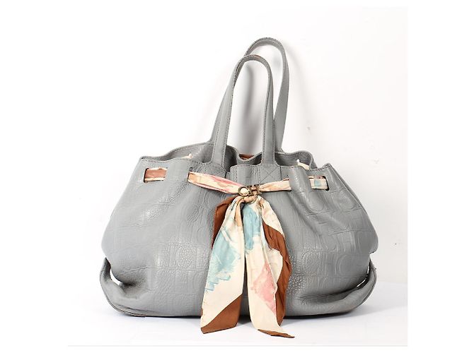 Graue Handtasche von Carolina Herrera mit Einstecktuch