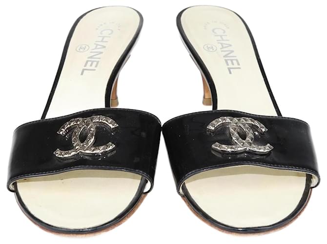 Chanel Sandalias negras con logo Cc entrelazado Negro Cuero  ref.1210243