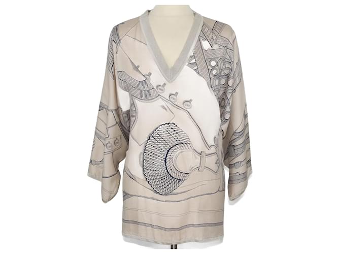 Hermès Beigefarbenes Hemd mit V-Ausschnitt und „Zuaven und Drachen“-Finesse-Print Seide  ref.1210246