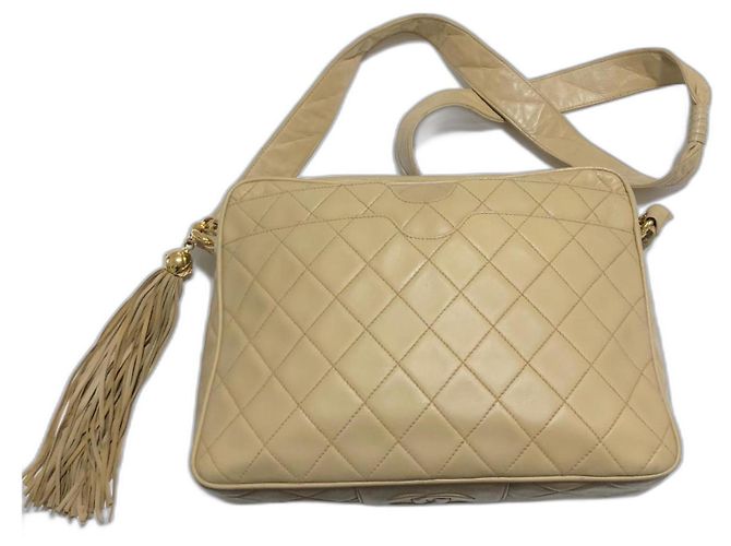 Chanel Bolsa Camera em Couro de Cordeiro Creme Cru