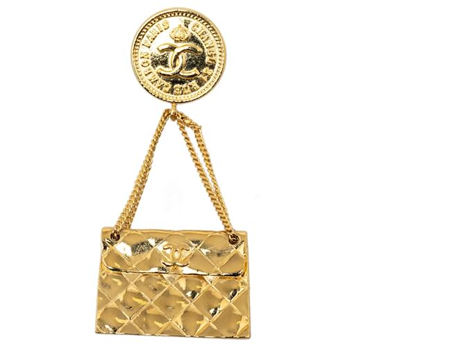 Chanel Bolsa com aba acolchoada dourada Broche CC Dourado Metal Banhado a ouro  ref.1210456