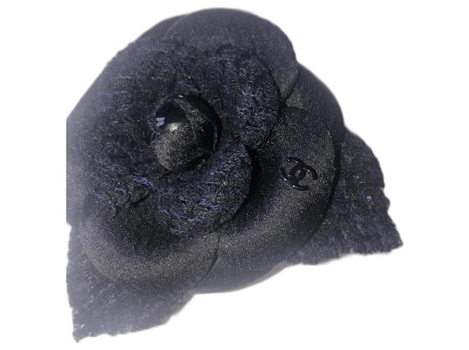 Chanel Broche Camélia Tweed Noir Bleu foncé  ref.1210730