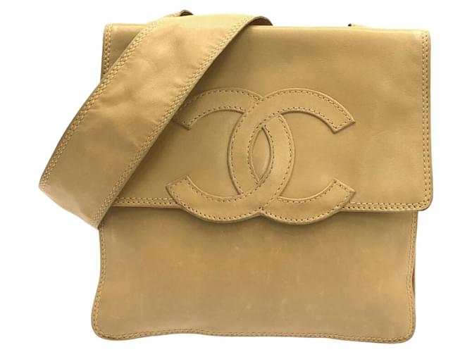 Timeless Chanel Logo CC Bege Couro  ref.1212391