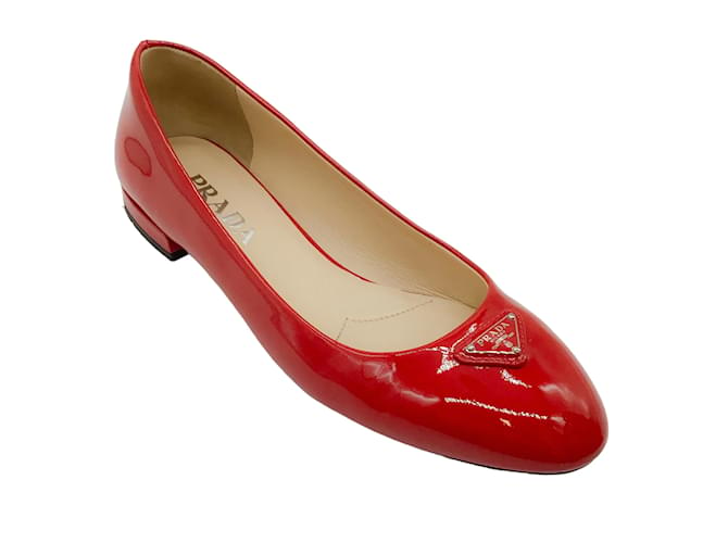 Autre Marque Prada Chaussures plates à logo verni rouge Cuir vernis  ref.1212677