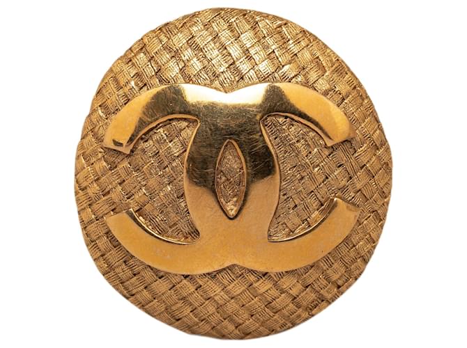 Spilla Chanel CC in oro D'oro Metallo  ref.1212685