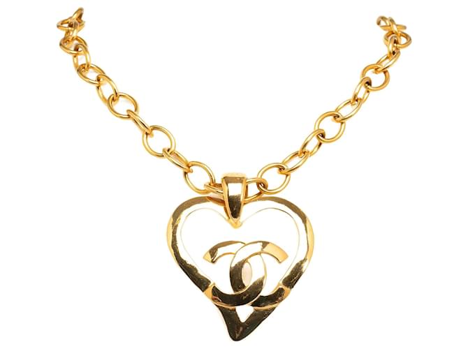Collar con colgante de corazón Chanel CC de oro Dorado Oro amarillo  ref.1212723