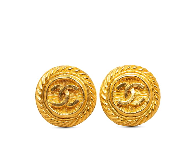Boucles d'oreilles à clip Chanel CC dorées Plaqué or  ref.1212997