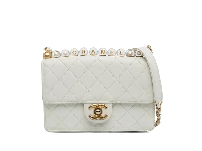 Bolso bandolera Chanel mediano elegante con solapa y perlas de piel de cordero blanco Cuero  ref.1213030