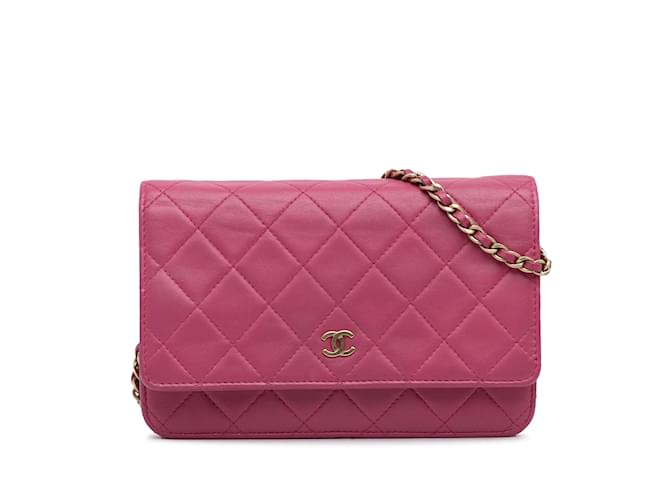 Wallet On Chain Portefeuille en cuir d'agneau matelassé CC Chanel rose sur sac à bandoulière chaîne  ref.1213196