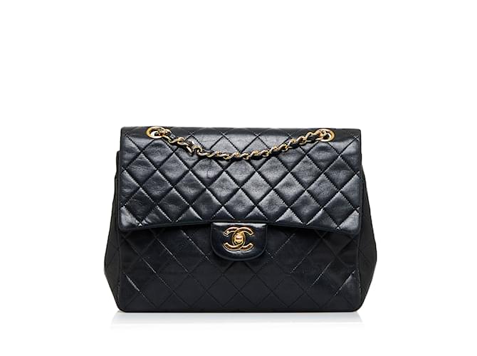 Bolsa de ombro Chanel preta média alta clássica forrada de pele de cordeiro Preto Couro  ref.1213530