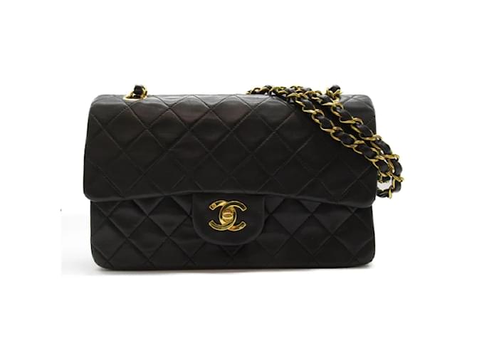 Chanel Bolso pequeño con solapa con forro clásico Negro Cuero Piel de cordero  ref.1213978