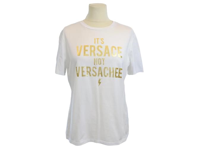 White/T-shirt dorata "È Versace, non Versachee". D'oro Cotone  ref.1214989