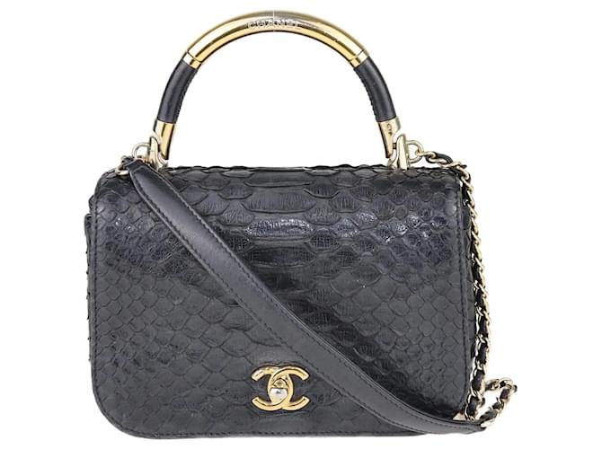 Petit sac Carry Chic noir Chanel Cuir  ref.1215044