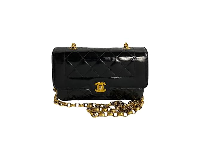 Chanel Gesteppte Umhängetasche aus Lackleder mit CC-Klappe Schwarz  ref.1215529