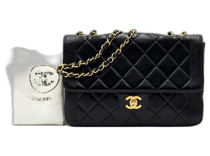 Timeless Bolsa Chanel Classic com aba de ombro em pele de cordeiro acolchoada preta e detalhes dourados Preto Couro  ref.1215713