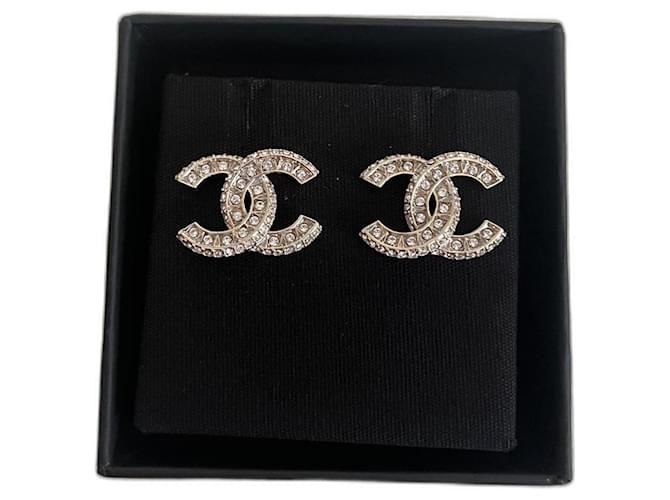 Boucles d’oreilles Chanel CC doré strass Métal  ref.1216199