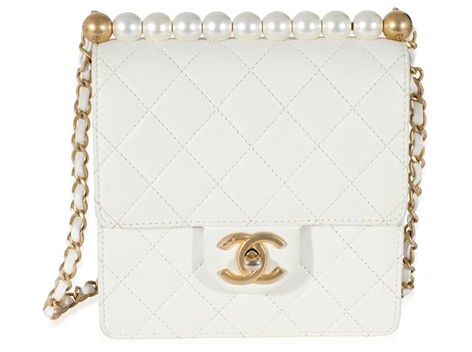 Timeless Bolso Chanel con solapa de perlas verticales elegantes de piel de cabra acolchada blanca Blanco Cuero  ref.1216228