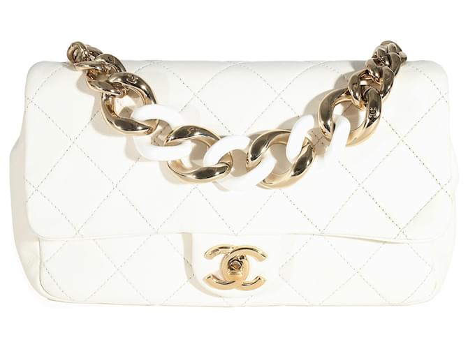 Timeless Bolsa elegante com aba de corrente Chanel branca acolchoada em pele de cordeiro Branco Couro  ref.1216341