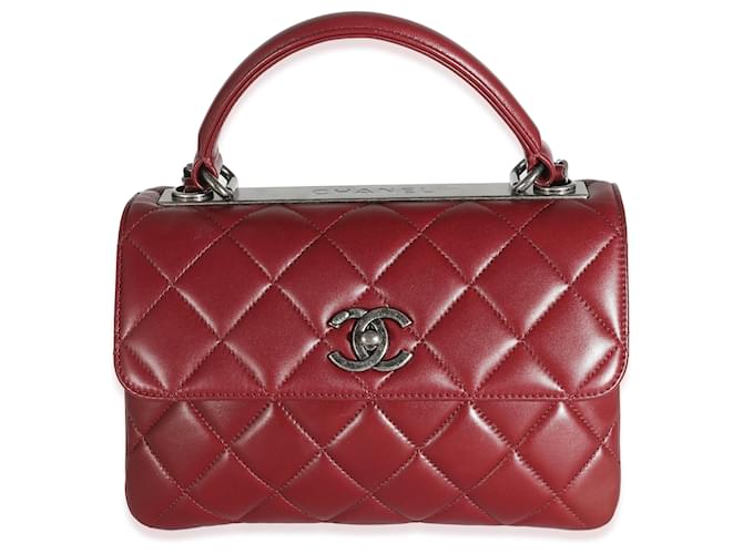 Timeless Bolsa pequena com aba moderna Chanel Borgonha acolchoada em pele de cordeiro Bordeaux Couro  ref.1216346