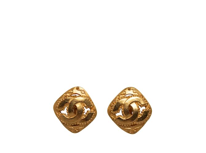 Boucles d'oreilles à clip Chanel CC dorées Plaqué or  ref.1216373