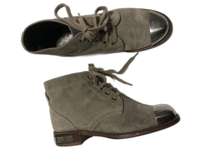 Botas de combate Chanel em camurça cinza com logo CC prateado Hardware prateado