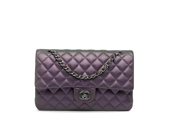 Bolso de hombro con solapa y forro de piel de cordero iridiscente clásico mediano Chanel morado Púrpura Cuero  ref.1217903