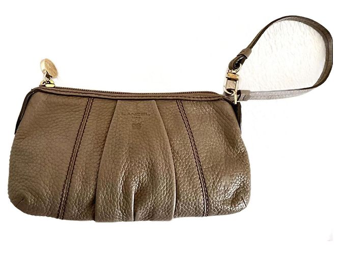 Clutch Lancel em couro granulado taupe