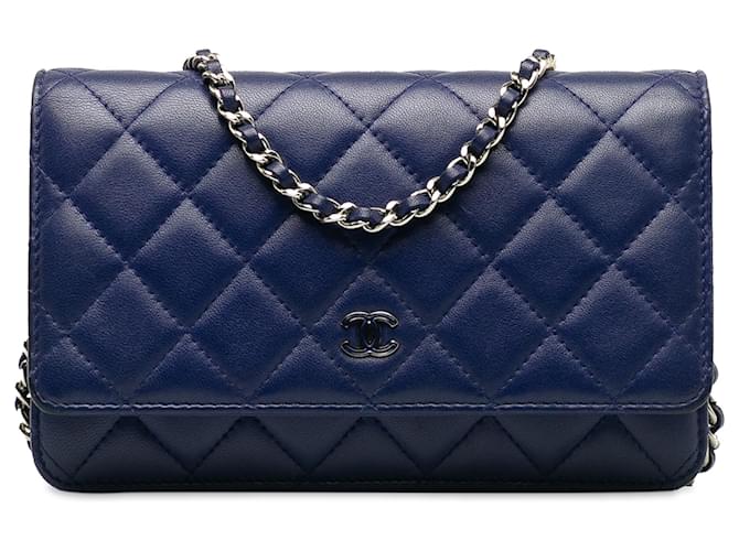 Wallet On Chain Cartera Chanel clásica de piel de cordero azul con cadena Azul marino Cuero  ref.1218670