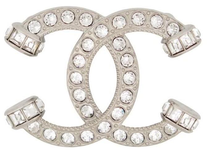 Other jewelry NEW CHANEL BROOCH LOGO CC STRASS 2023 IN SILVER METAL NEW SILVER PIN'S BROOCH Silvery  ref.1218753