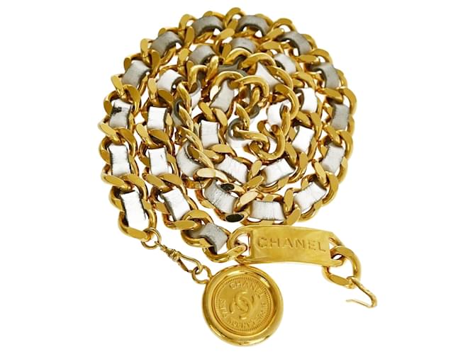 Chanel Médaillon Dourado Banhado a ouro  ref.1219444