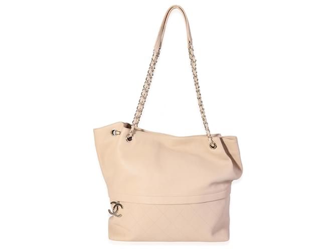 Bolso tote con cremallera y transporte de piel de becerro granulada acolchada en beige de Chanel Cuero  ref.1220054