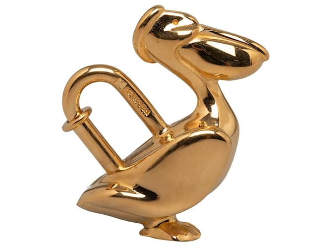 Hermès Charme de serrure Hermes Gold Pelican Cadena Métal Plaqué or Doré  ref.1220262