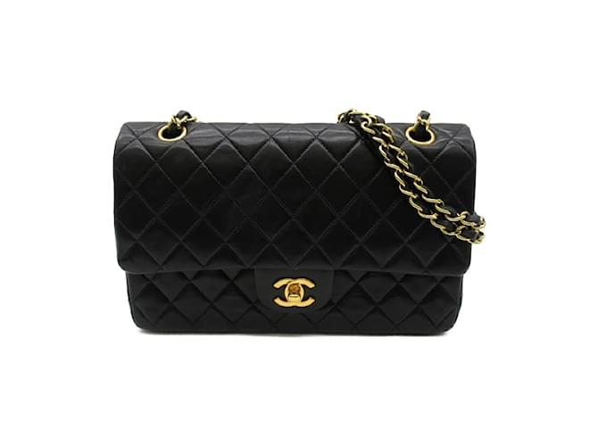 Chanel Bolso mediano con solapa con forro clásico A01112 Negro Cuero  ref.1220396