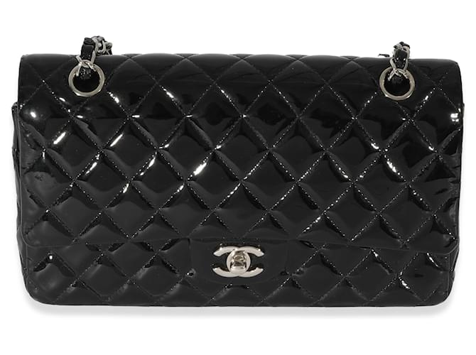 Timeless Bolso con solapa con forro clásico mediano de charol acolchado negro de Chanel  ref.1220952