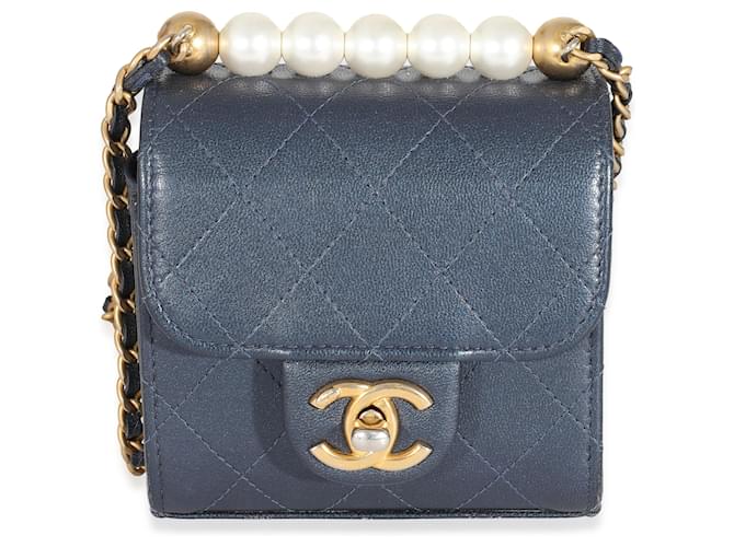 Timeless Chanel Mini bolsa com aba em pele de cabra azul marinho com pérolas chiques Couro  ref.1221162