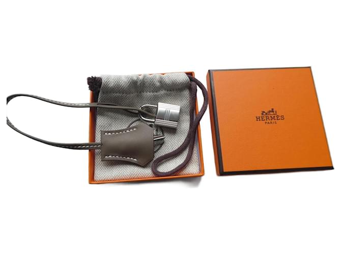 clochette , Nueva cremallera Hermès y candado para bolsa guardapolvo Hermès Gris Acero  ref.1222700