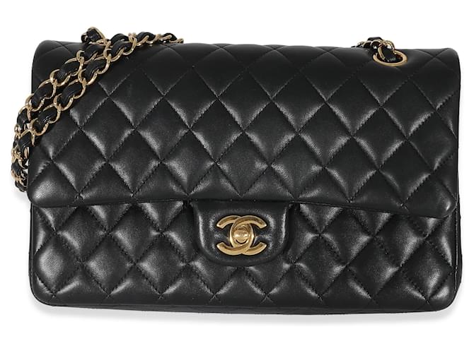 Chanel Bolsa com aba forrada média clássica preta em pele de cordeiro preta Preto Couro  ref.1222889