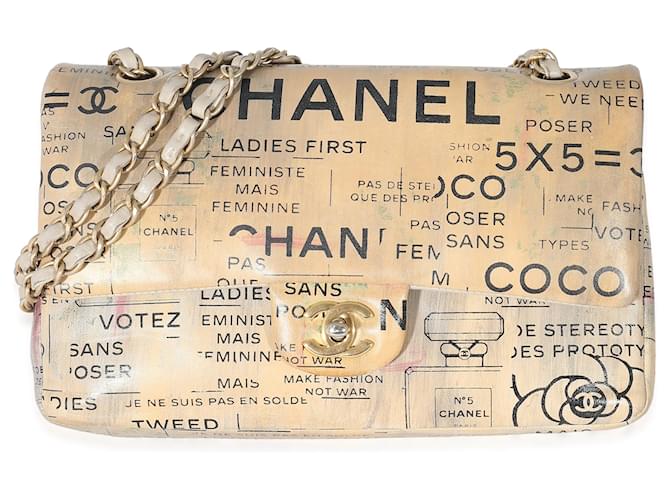 Chanel Bolsa com aba forrada média com estampa de jornal graffiti de edição limitada Multicor Bege Couro  ref.1222949