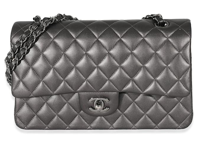Chanel 09Bolsa com aba forrada média clássica cinza metálica em pele de cordeiro Couro  ref.1222988