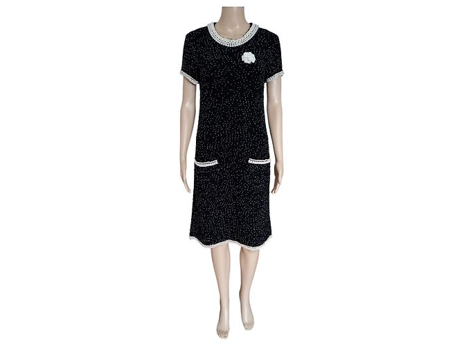 Chanel schwarzes Kaschmirkleid mit Perlen