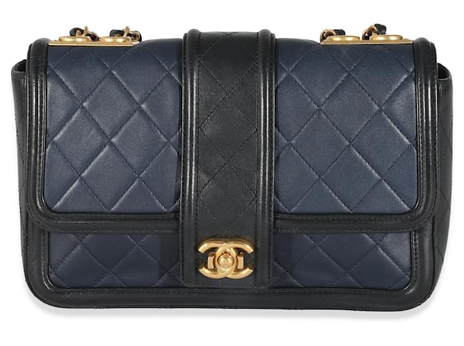 Timeless Chanel Mittelgroße, elegante CC-Klappentasche aus gestepptem Lammleder in Marineblau und Schwarz  ref.1223775