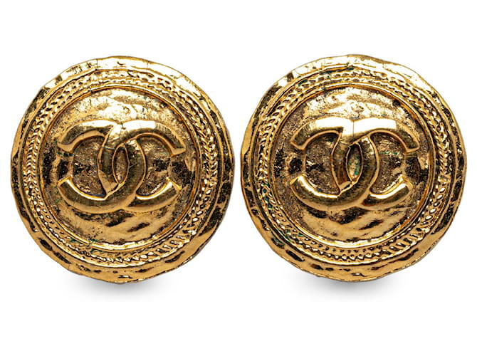 Boucles d'oreilles à clip CC en or Chanel Métal Plaqué or Doré  ref.1224309