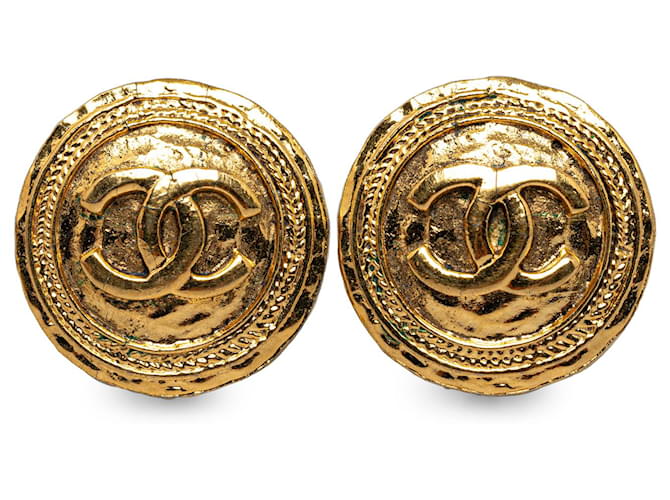 Chanel Gold CC Clip On Earrings Golden Metal Gold-plated  ref.1224309