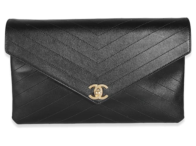 Bolso de mano tipo sobre de piel de cordero con chevron negro Chanel Cuero  ref.1225227