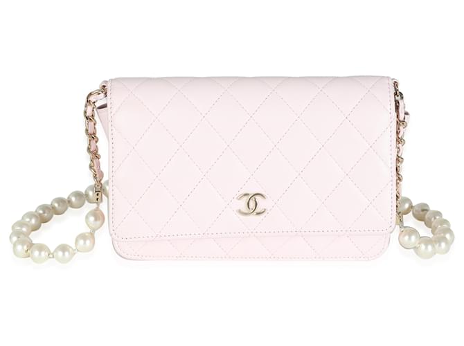 Wallet On Chain Carteira Chanel rosa acolchoada em pele de cordeiro com pérolas e corrente Couro  ref.1225272